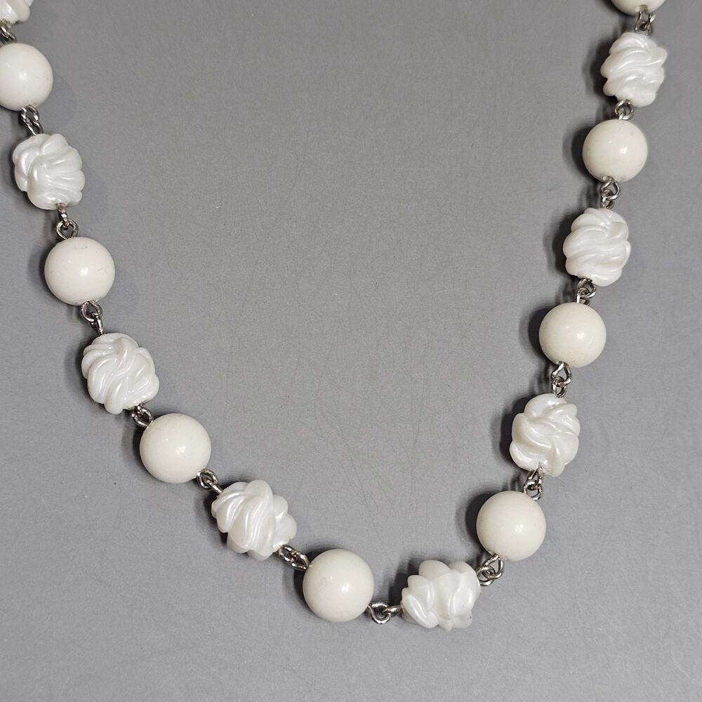 Sarah Coventry White Rose Floral Shaped Bead Necklace Silvertone 28" Vtg